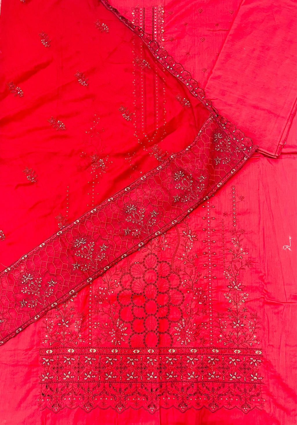 Qadri Arts – Scarlet Majestic Embroidered Lawn – 3PC
