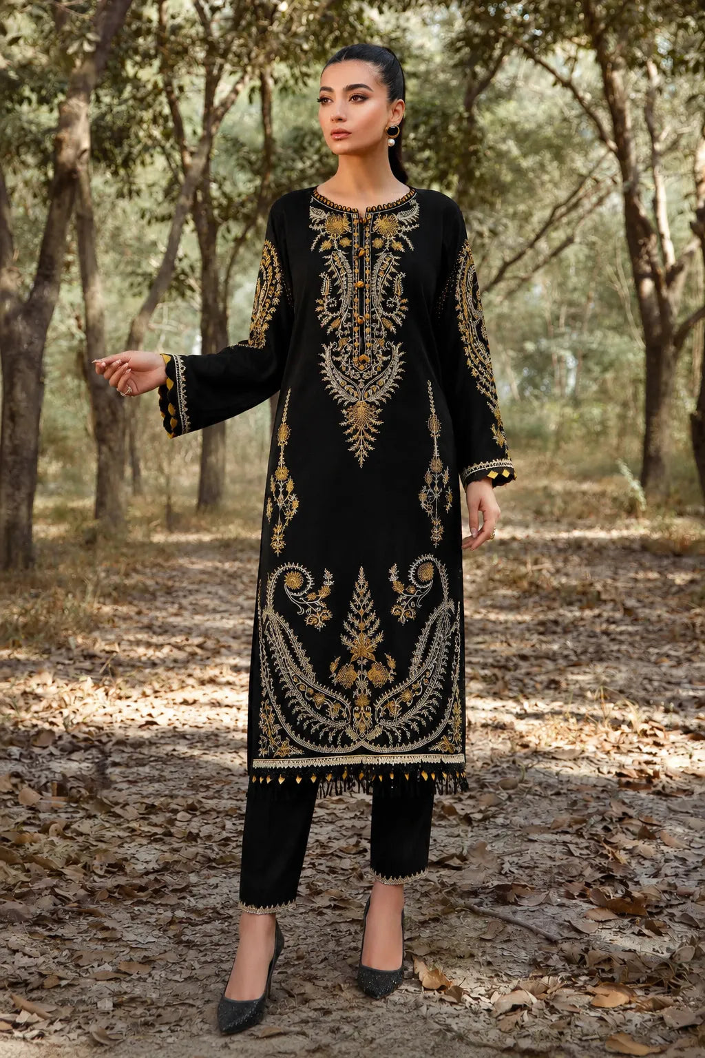 Maria.B – Noir Majesty Embroidered Lawn – 2PC